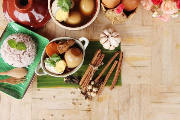 Huevo estofado con cerdo delicioso, comida china — Foto de Stock