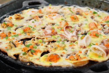 Kızarmış deniz ürünleri ile omlet gevrek lezzetlidir