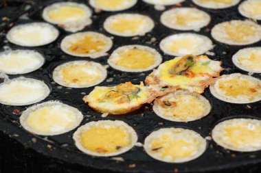 Kızarmış deniz ürünleri ile omlet gevrek lezzetlidir