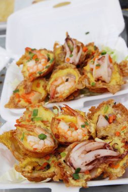 Kızarmış deniz ürünleri ile omlet gevrek lezzetlidir