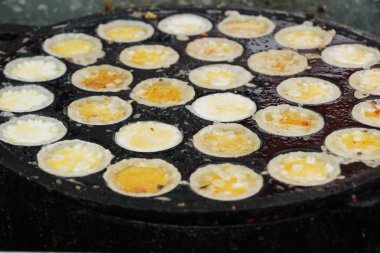 Kızarmış deniz ürünleri ile omlet gevrek lezzetlidir