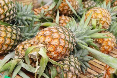 Taze ananas sokak yemeklerinde lezzetlidir.