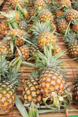 Taze ananas sokak yemeklerinde lezzetlidir.