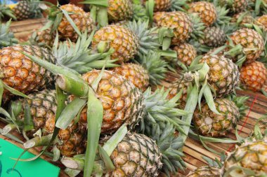 Taze ananas sokak yemeklerinde lezzetlidir.