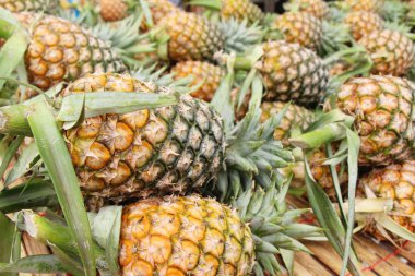 Taze ananas sokak yemeklerinde lezzetlidir.