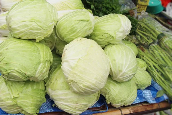 Col cabezal para cocinar en el mercado — Foto de Stock