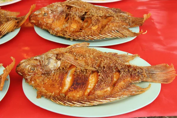 El pescado frito es sabroso en el mercado —  Fotos de Stock