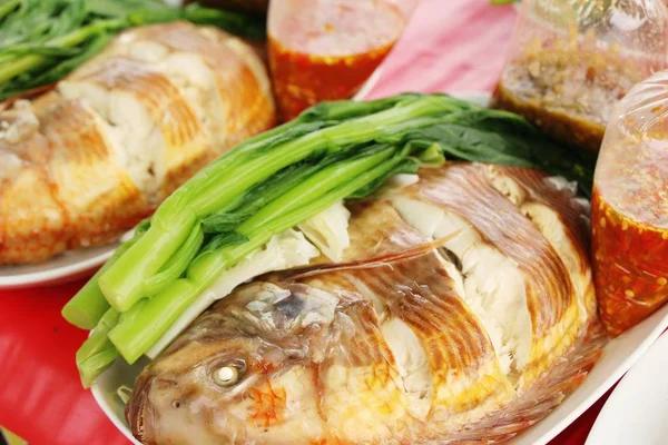 Peixe cozido no vapor com vegetais deliciosos no mercado — Fotografia de Stock