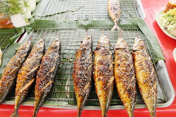 Ikan panggang sangat enak di pasaran. — Stok Foto