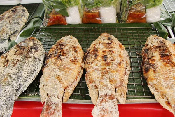 El pescado a la parrilla es delicioso en el mercado —  Fotos de Stock