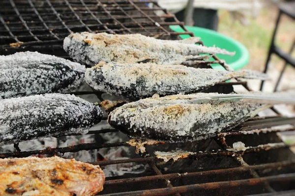 Grilled fish is delicious in the market — Stock Photo, Image