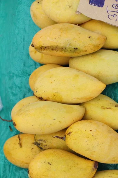 Fruits de mangue mûrs délicieux à la nourriture de rue — Photo