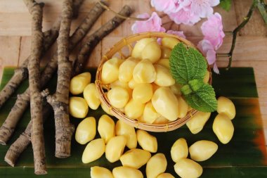 ahşap arka plan üzerinde lezzetli haşlanmış ginkgo fındık