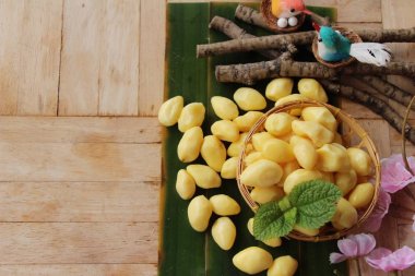 ahşap arka plan üzerinde lezzetli haşlanmış ginkgo fındık