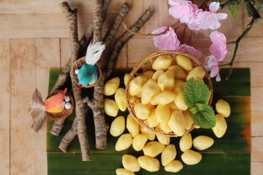 ahşap arka plan üzerinde lezzetli haşlanmış ginkgo fındık