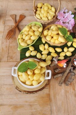 ahşap arka plan üzerinde lezzetli haşlanmış ginkgo fındık