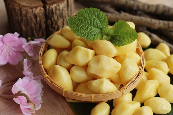 Kacang ginkgo rebus lezat di latar belakang kayu — Stok Foto