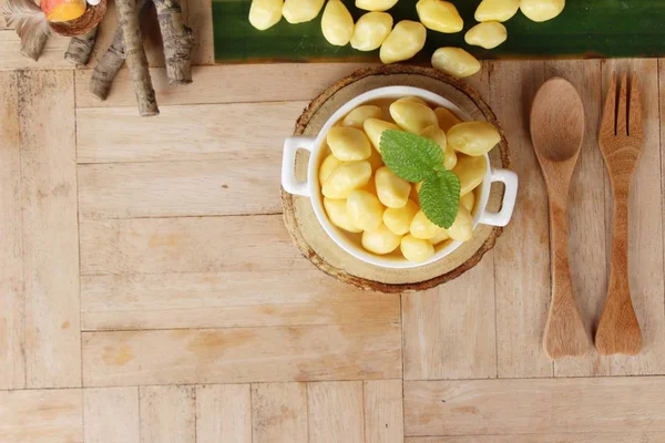 Nueces de ginkgo hervidas deliciosas sobre fondo de madera — Foto de Stock