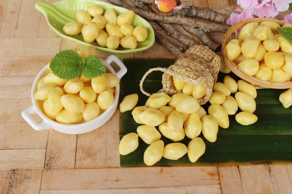 Noix de ginkgo bouillies délicieuses sur fond de bois — Photo