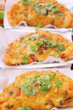 Kızarmış istiridye omlet ile gevrek nefis