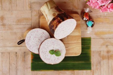 taze taro kök ve dilim küp taro