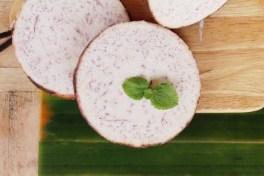 taze taro kök ve dilim küp taro