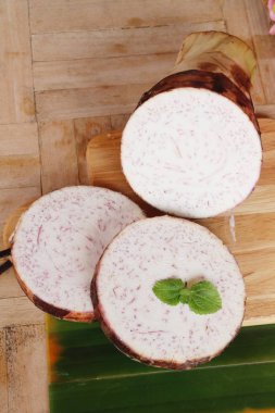 taze taro kök ve dilim küp taro