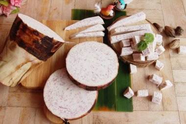 taze taro kök ve dilim küp taro