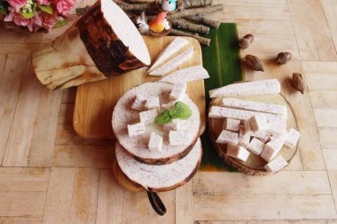 taze taro kök ve dilim küp taro