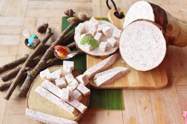 taze taro kök ve dilim küp taro