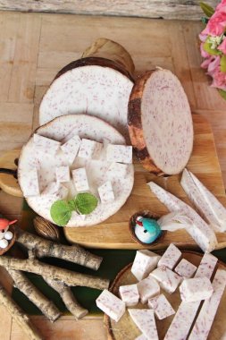 taze taro kök ve dilim küp taro