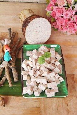 taze taro kök ve dilim küp taro