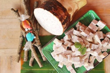 taze taro kök ve dilim küp taro