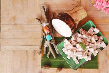 taze taro kök ve dilim küp taro