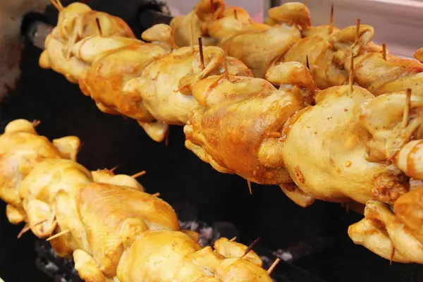 Frango rotativo é delicioso na comida de rua — Fotografia de Stock