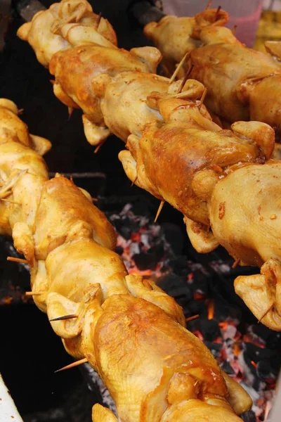 Il pollo rotante è delizioso al cibo di strada — Foto Stock