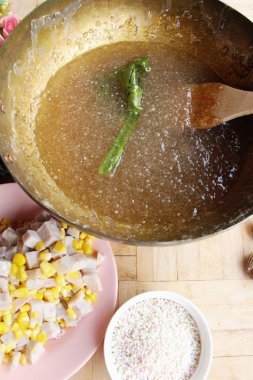 Sagopa Kajmer tatlı Hindistan cevizi sütü ile Tayland yaparak tatlı