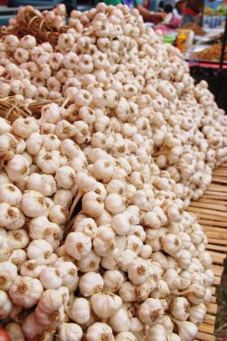 Sokak gıda pişirme için sarımsak baş
