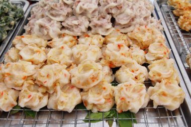 Buharda pişmiş hamur tatlısı ile bambu çekimleri lezzetli dolma