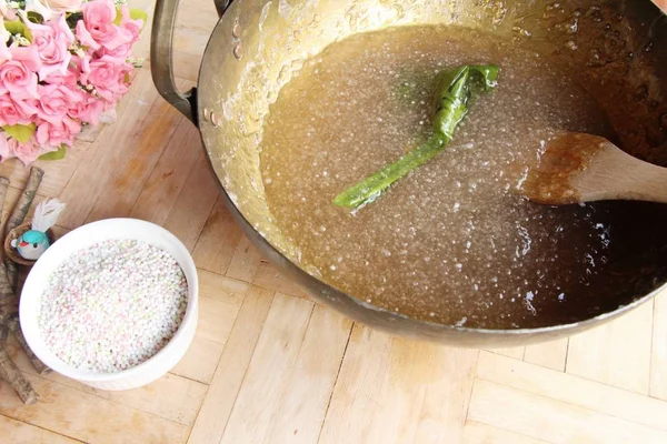 Fazendo sobremesa sago com leite de coco, sobremesa tailandesa — Fotografia de Stock