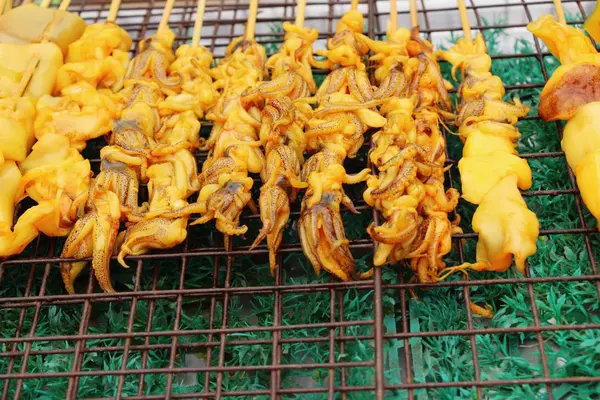 Gegrilde inktvis is heerlijk in de markt — Stockfoto