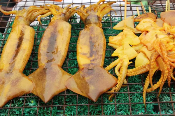 Calamari alla griglia è delizioso nel mercato — Foto Stock