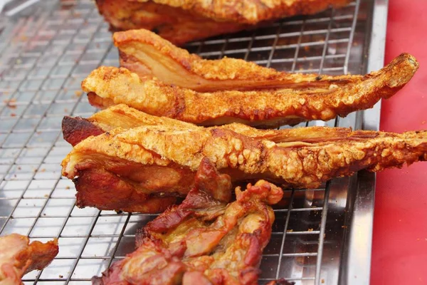 Cola de cerdo a la parrilla deliciosa en comida callejera — Foto de Stock