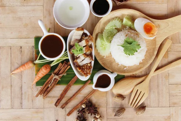 カリカリ豚ばら肉の皿美味しいご飯の — ストック写真