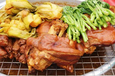 Demlenmiş Domuz eti bacak ve domuz karışımı, yumurta içinde sokak gıda