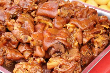 Demlenmiş Domuz eti bacak ve domuz karışımı, yumurta içinde sokak gıda