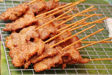 Kavrulmuş domuz sokak gıda lezzetlidir