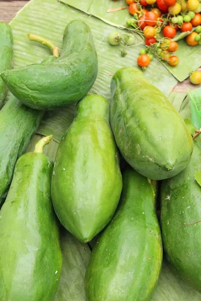 Čerstvým papaya je vynikající na trhu — Stock fotografie