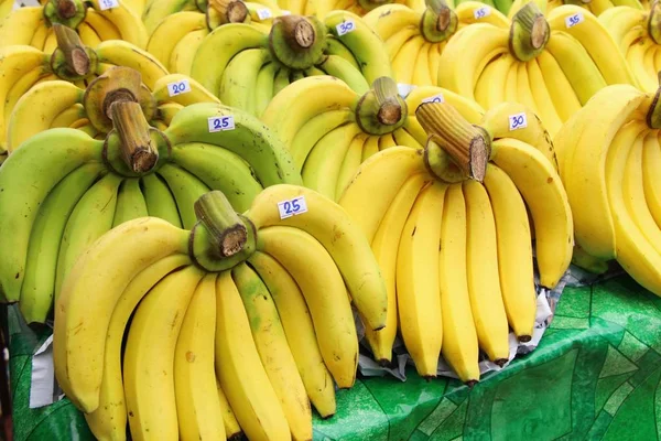 El plátano fresco es delicioso en el mercado — Foto de Stock