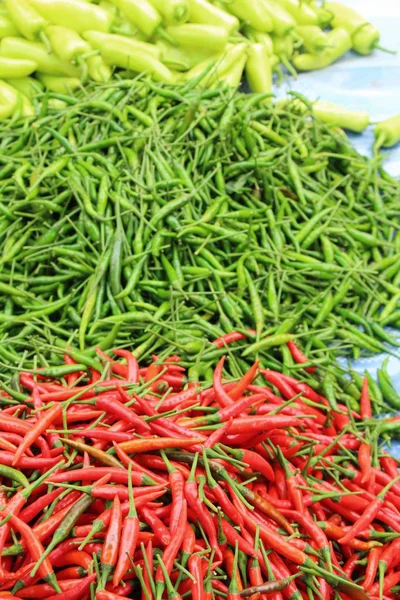 Pimenta fresca para cozinhar no mercado — Fotografia de Stock